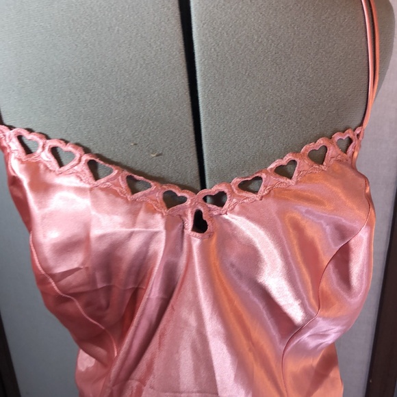 Gloria Vanderbilt negligee sz 30/33 pink with hearts at neck/spaghetti  straps - Picture 3 of 12